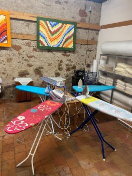 Unsere Bügelstation in der Scheune mit bis zu 5 Arbeitsplätzen